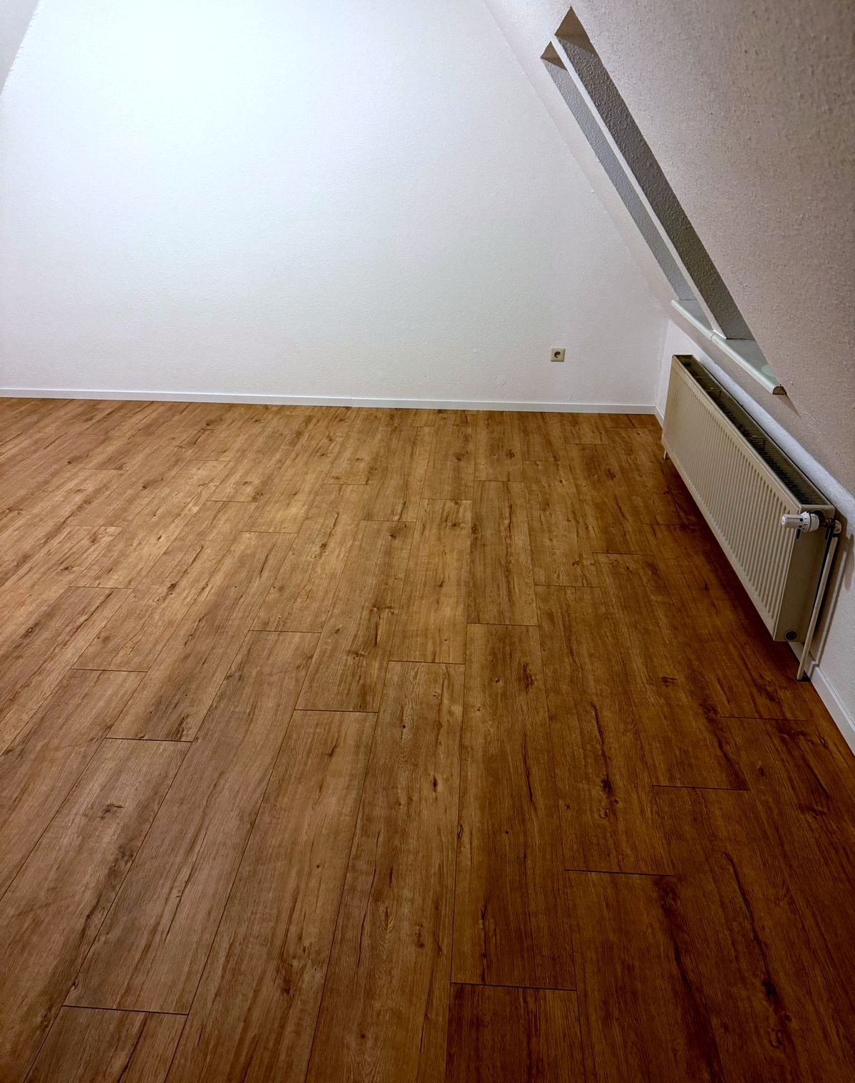 Dachzimmer mit neuem Laminat in Eichenoptik