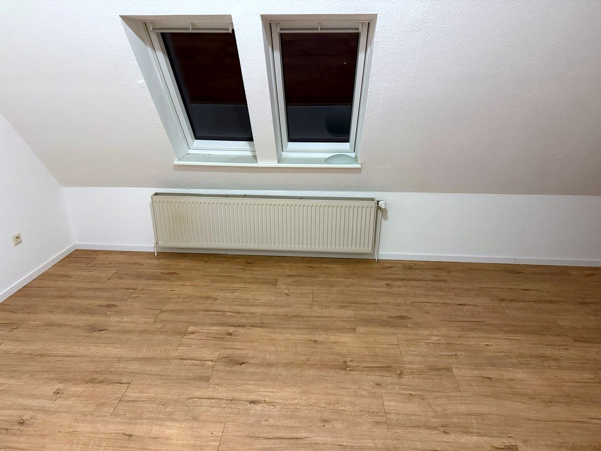 Dachzimmer mit Dachfenstern und neuem Laminatboden