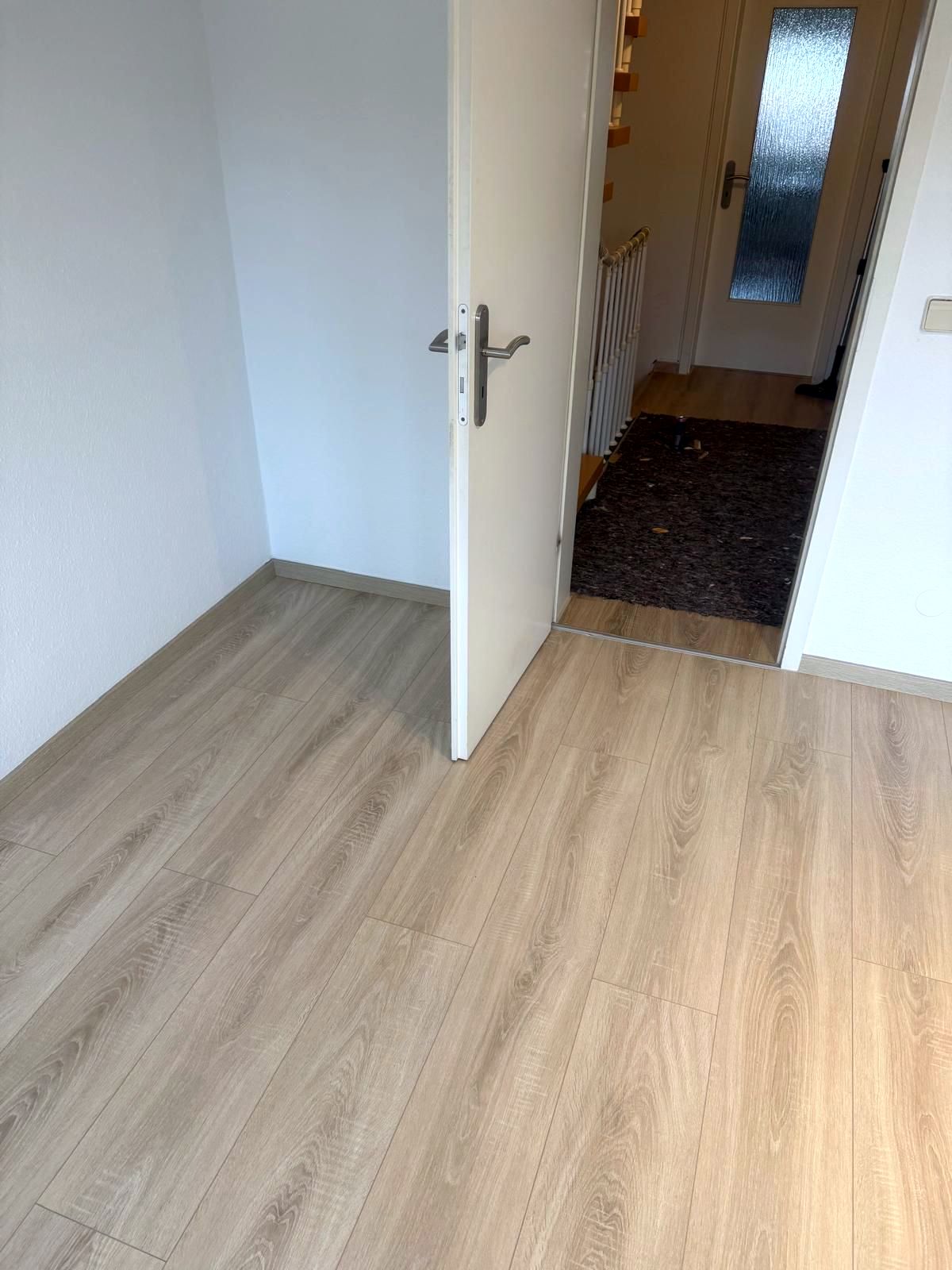 Neuer heller Laminatboden, Übergang zum Flur
