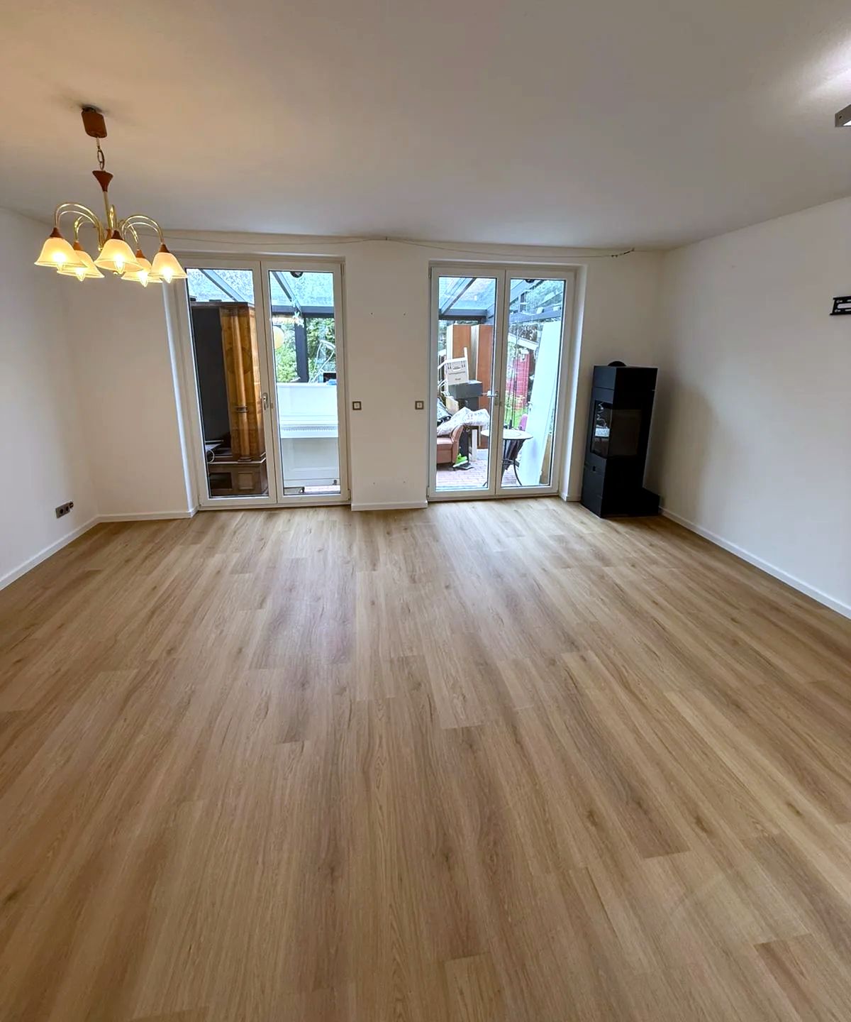Wohnzimmer mit neu verlegtem Boden in Holzoptik