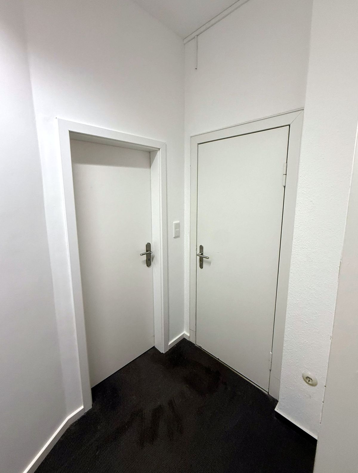 Büroflur mit zwei neuen Türen in einer Trockenbauwand