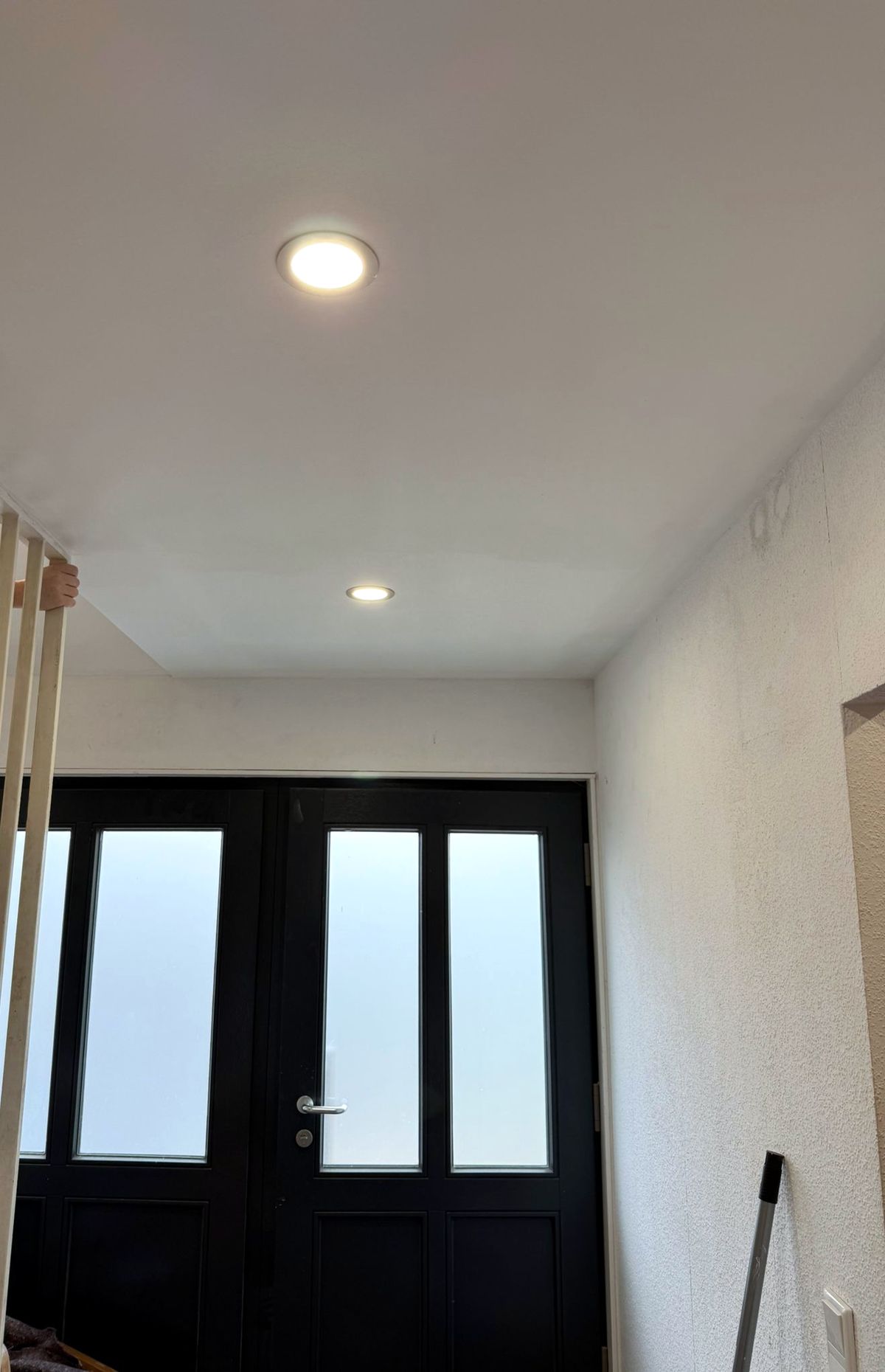Neue Decke mit Einbaustrahlern im Eingangsbereich