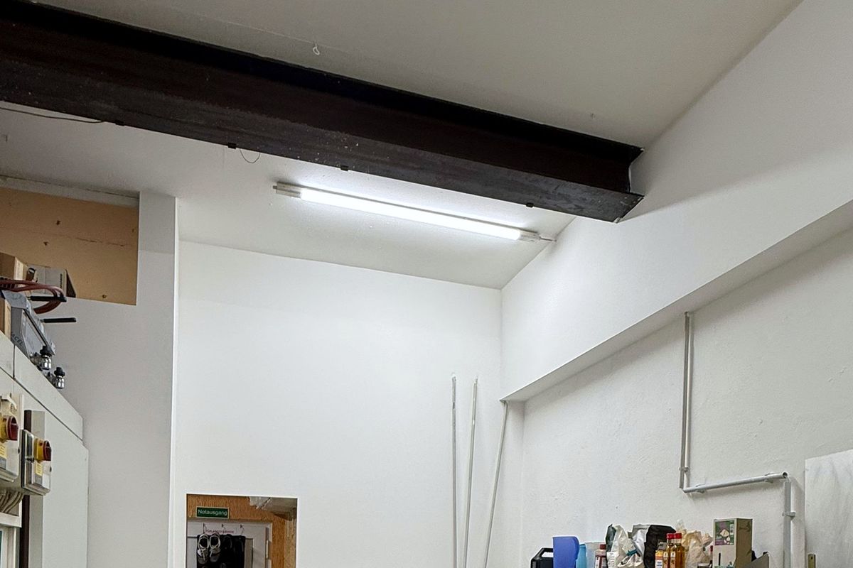 Gewerbeküche nachher: Wände und Decke gespachtelt und weiß gestrichen