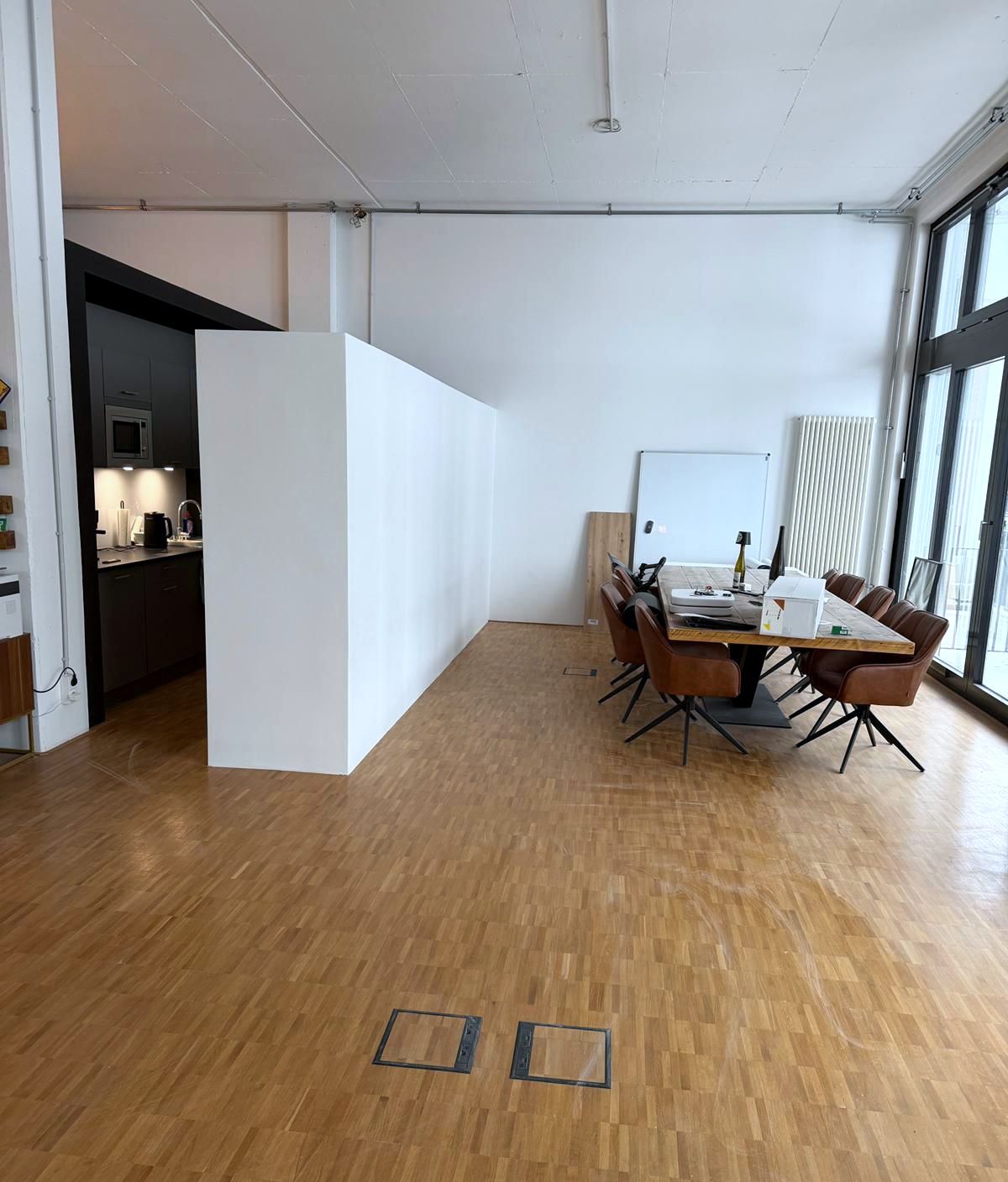 Loft-Büro nachher: neue Trennwand zwischen Küche und Besprechungstisch