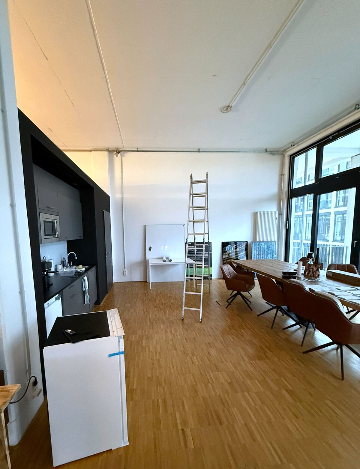 Loft-Büro vorher: Küche und Besprechungstisch in einem offenen Raum