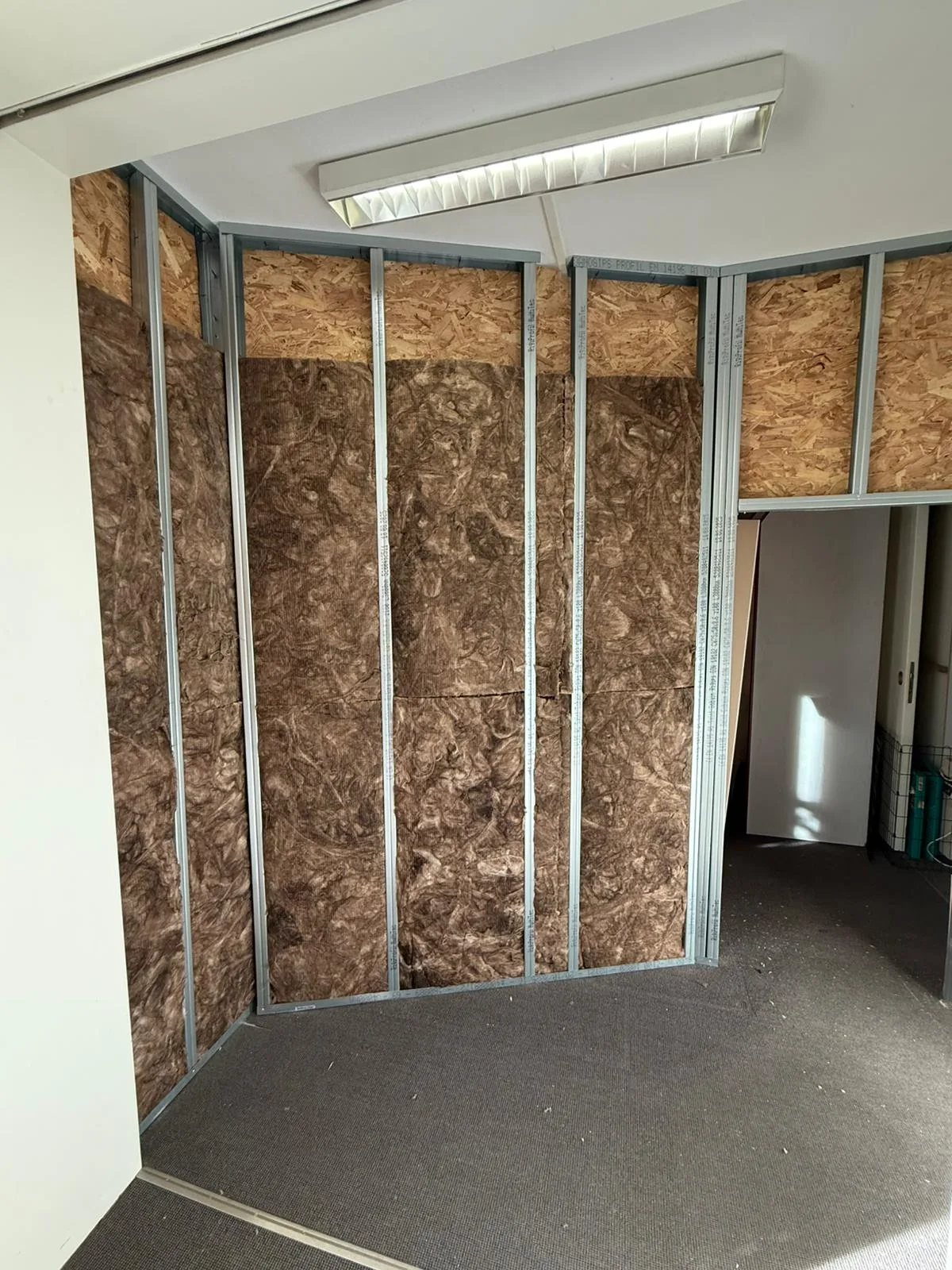 Trockenbauwand mit Mineralwolle-Dämmung im Innenausbau